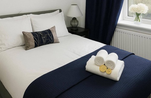 Droylsden House | East Manchester 2-beds, Sleeps 4 With Parking