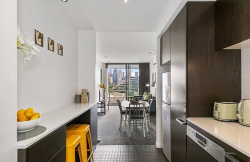East Melbourne Apartment | East Melbourne Apartmnt: City Views & Pet-Friendly!