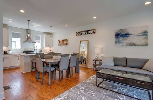 Katie Hill Neighborhood House | East Nash 8 min to DT! Sleeps 8