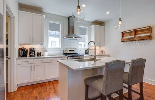 Katie Hill Neighborhood House | East Nash 8 min to DT! Sleeps 8