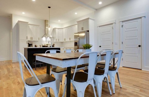 Cleveland Park House | East Nash~A+ Location. 2.5 mil to Broadway~Private yard.Perfect for large groups