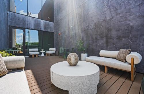 Inglewood House | East Nash Condo for 4 with Public Rooftop Near DT