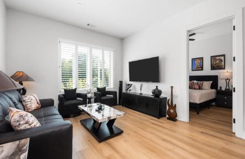 Inglewood House | East Nash Condo for 4 with Public Rooftop Near DT