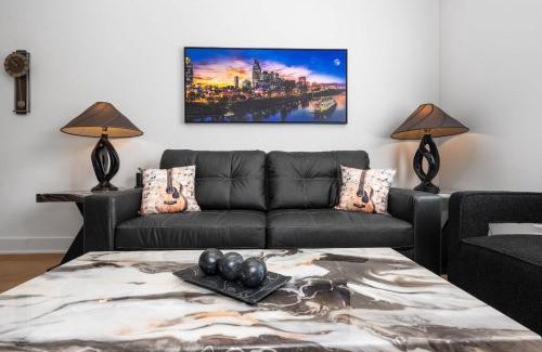 Inglewood House | East Nash Condo for 4 with Public Rooftop Near DT