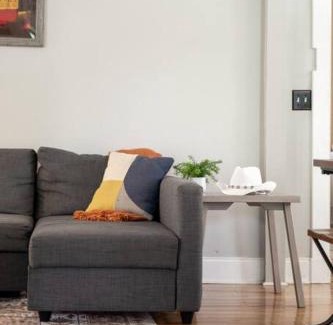 Eastwood House | East Nash Retreat- Sleeps 10, Yard, Walk to Bars!
