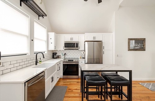East End Cottage | East Nashville New Guesthouse Walk to 5 Points!
