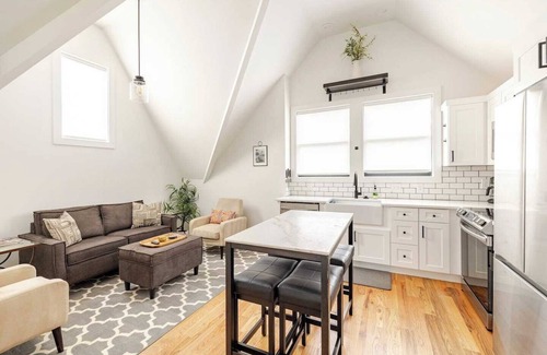 East End Cottage | East Nashville New Guesthouse Walk to 5 Points!