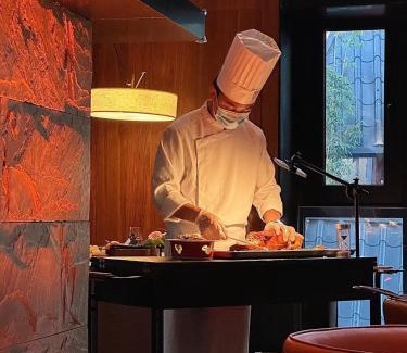 Downtown Beijing Hotel | East Sacred Hotel-Very near Beijing Tiananmen Square ,the Forbidden City,The temple of heaven ,3 minutes' walk to Wangfujing subway ,Located in the center of Beijing, many shopping malls around,Free laundry service,Newly renovated hotel