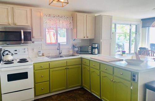 Kingsville House | East Shore - Lake View Cottage - Pelee Island
