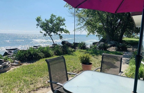 Kingsville House | East Shore - Lake View Cottage - Pelee Island
