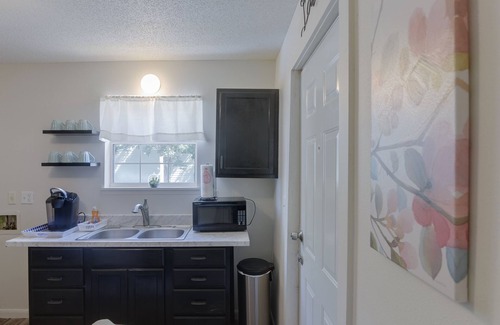 Southeast Pensacola House | East side cottage✨10 min to Downtown✨15 min to NAS✨20 min to Pensacola Beach