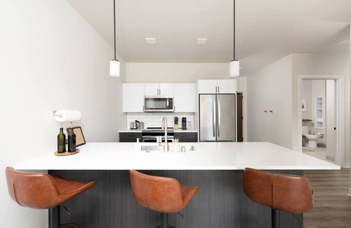 Lower East Side Apartment | East Side Luxury 1BR Apt - Near Brady St with Balcony and Lounge