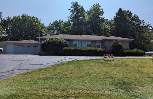 Terre Haute House | East side of town with HOT TUB - 2 king, 1 full