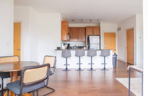 Yankee Hill Apartment | East Side Upscale Apartment Near Lake Michigan2BR CG1 - Gym+Balcony+Lakefront