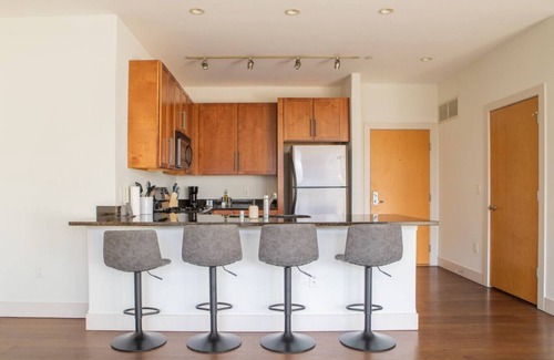 Yankee Hill Apartment | East Side Upscale Apartment Near Lake Michigan2BR CG1 - Gym+Balcony+Lakefront