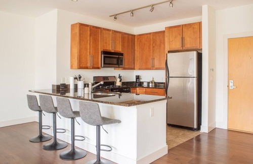 Yankee Hill Apartment | East Side Upscale Apartment Near Lake Michigan2BR CG1 - Gym+Balcony+Lakefront