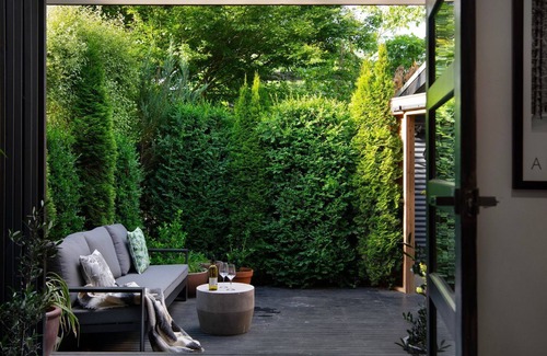 Daylesford Apartment | East St 2 is one of three contemporary apartments set within beautiful gardens