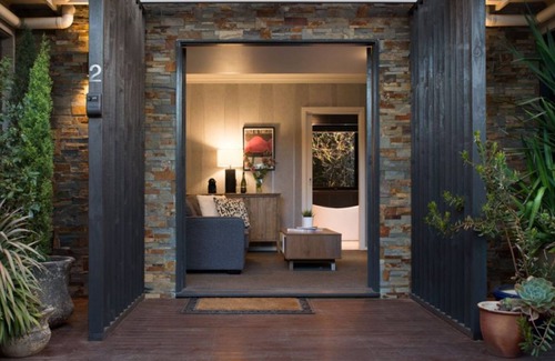 Daylesford Apartment | East St 2 is one of three contemporary apartments set within beautiful gardens
