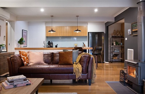 Daylesford House | East St Spa House-2 Bed, 2 bathroom, log fire, spa bath