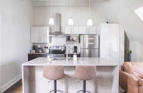 Westown Apartment | East Town 1BR Apartment MF5