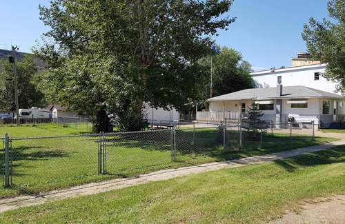 Drumheller House | East Valley Guest House. Located in the heart of the dinosaur valley badlands