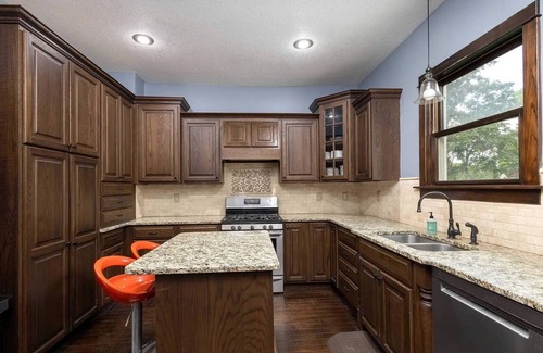 Davenport House | East Village Victorian Gem with River Views; walk to dining & shopping