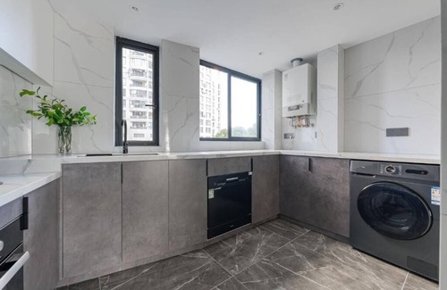Huaihai Road Commercial Area Apartment | Eastern Hub - Brand New Apartment, Walk to People Square, Bund, Yuyuan Garden