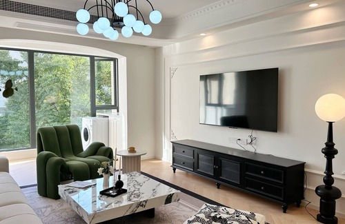 Dapuqiao Apartment | Eastern Hub - Chic 3-bedroom Apartment with free WiFi, AC in Xintiandi Area