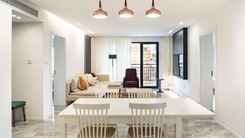 Jing'an Apartment | Eastern Hub - Jing'an Temple Branch Art Spacious 3-Bedroom, Sunny House with 2 Balconies