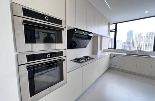 Huangpu Apartment | Eastern Hub - Warm 3Bedroom Apartment near Xintiandi, surround by Malls/Markets