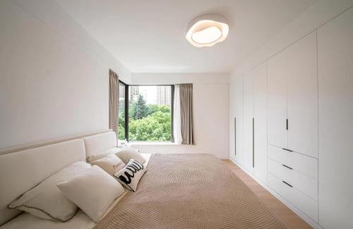 Xujiahui Apartment | Eastern Hub - ZhongShan Park Branch Three Bedroom Bright French Windows, Open Kitchen in Downtown Area