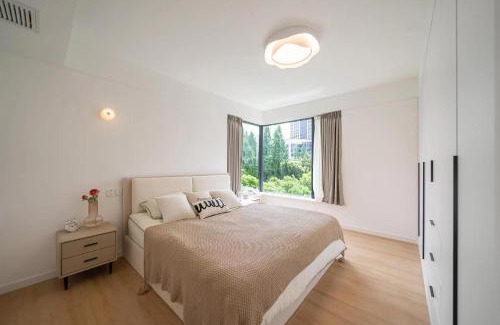Xujiahui Apartment | Eastern Hub - ZhongShan Park Branch Three Bedroom Bright French Windows, Open Kitchen in Downtown Area