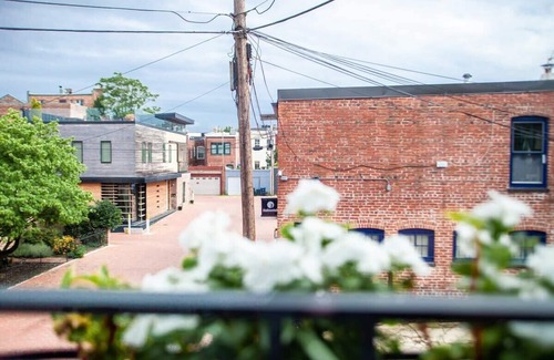 Capitol Hill Apartment | Eastern Market Carriage house efficiency/PRIVACY
