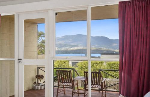 Lindisfarne House | Eastern Shore Escape - Panoramic Modern Comforts