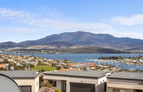Lindisfarne House | Eastern Shore Escape - Panoramic Modern Comforts