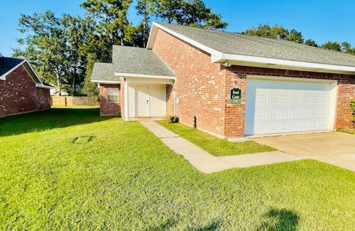 Hammond Apartment | Eastgate 5A Cozy family retreat close to downtown Hammond