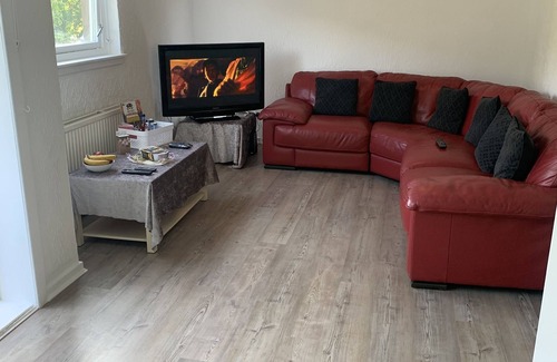 East Kilbride Apartment | Eastkilbride , A bright 2 bed apartment facing a Park view with balcony .