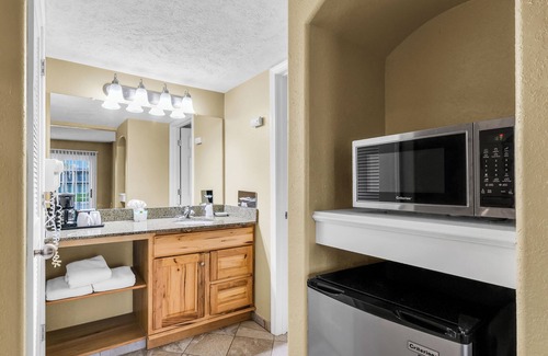 Urbana Hotel | Eastlake Suites Hotel & Conference Center By OYO Urbana