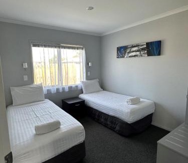 Waiotahi Hotel | Eastland Pacific Motor Lodge