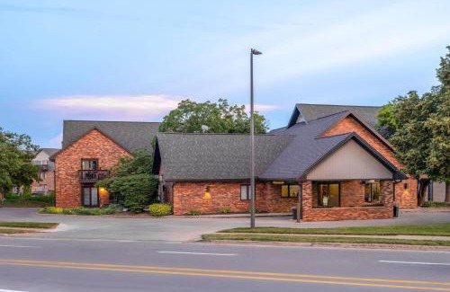 Bloomington Hotel | Eastland Suites Hotel & Conference Ctr, Trademark by Wyndham