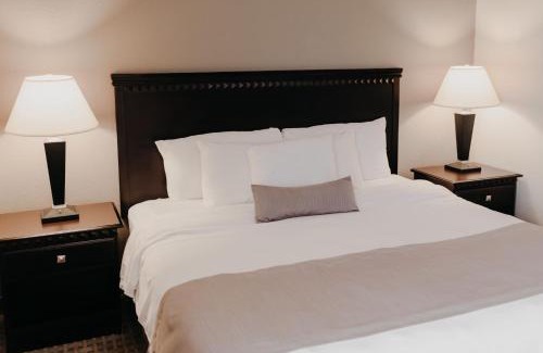 Bloomington Hotel | Eastland Suites Hotel & Conference Ctr, Trademark by Wyndham