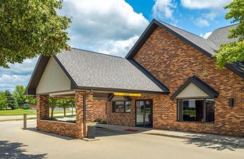Bloomington Hotel | Eastland Suites Hotel & Conference Ctr, Trademark by Wyndham