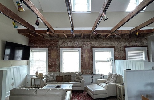 Easton Apartment | EASTON Beautiful APT. 3bed3bathKitchinDining/living room-walk to all places