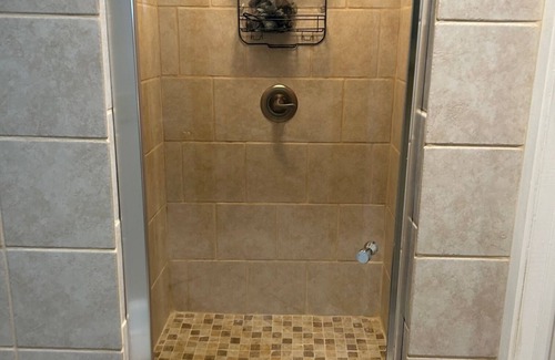 Easton Apartment | EASTON Beautiful APT. 3bed3bathKitchinDining/living room-walk to all places