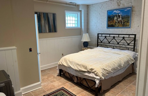 Easton Apartment | EASTON Beautiful APT. 3bed3bathKitchinDining/living room-walk to all places