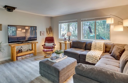 Easton Cabin | Easton Creekside Cabin w/ Private Deck & Fire Pit!