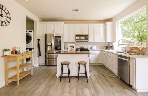 Govalle House | Eastside Escape *backyard games, Walk to Bars, Brews & Good Eats*