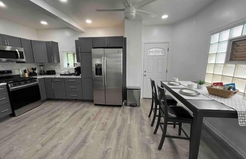 Lincoln-Lemington-Belmar House | Eastside vibes ~ Roomy. Peaceful. Charming. Free parking, 3 BR, 2 bath, Sleeps 6