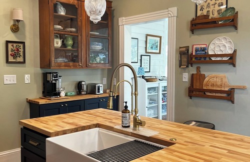 William's Wharf House | Eastwinds the "Holiday House" Spacious 5-bedroom house on the water in VA