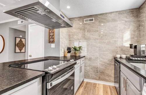 College Station Apartment | Eastwood: 2 Bdrm, 2nd flr Walk to A&M, King Beds